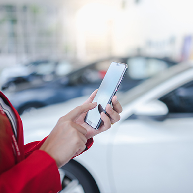 Car,Salesmen,,Beautiful,Women,,Asian,Women,Holding,Smartphones,,Touching,The